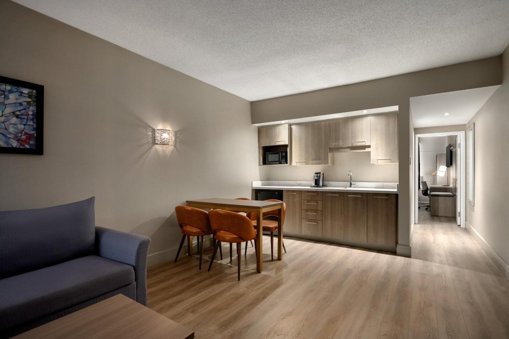 One-Bedroom King Suite Pool View Non-Smoking
