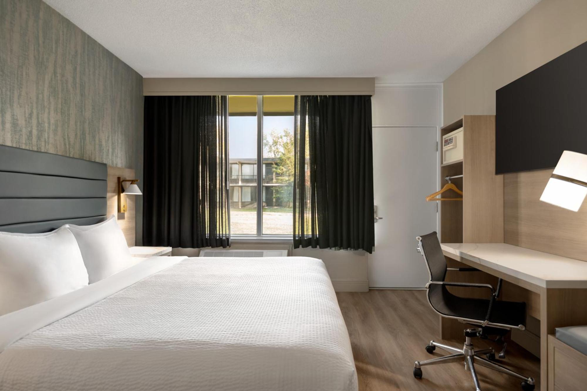 One-Bedroom King Suite Pool View Non-Smoking
